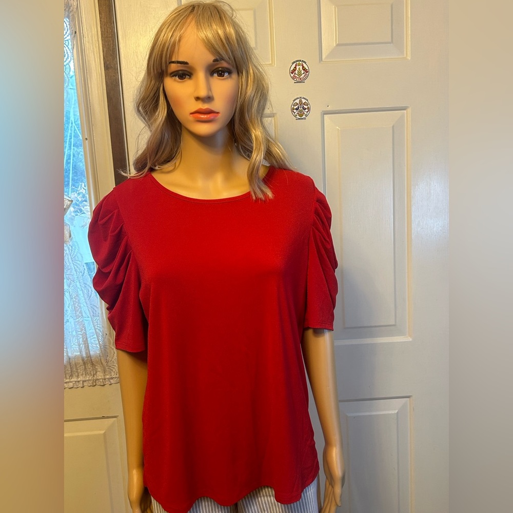 Investments sz L in lipstick red short sleeved top with sleeve details.